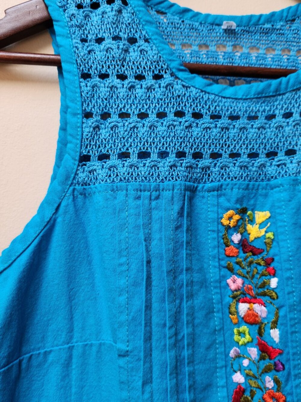 Blue floral embroidered crochet tank top blouse / M
